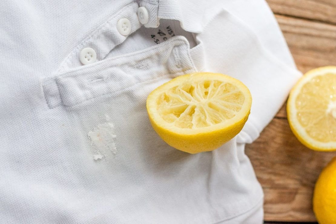 Lemon and baking soda remove sweat stains