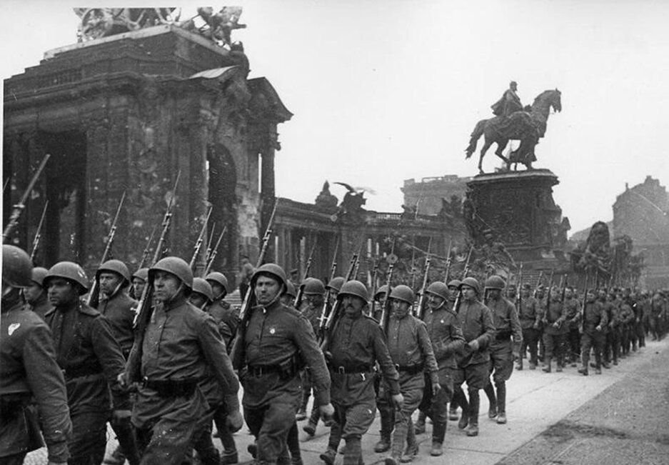 Марш советских солдат. Парад в Берлине 1945. Парад Победы в Берлине в 1945 году. Советские солдаты в Берлине 1945 года. Парад советских солдат в Берлине 1945.