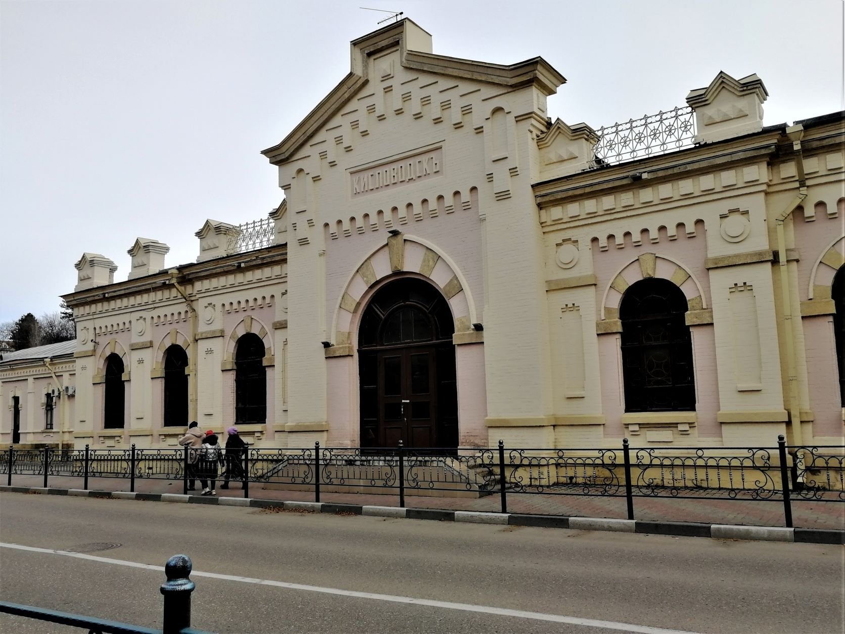 Станция черкесск. ЖД вокзала Кисловодск 1884. ЖД вокзал Кисловодск. Музей на вокзале Кисловодска. Здание ЖД вокзала Туркестан.