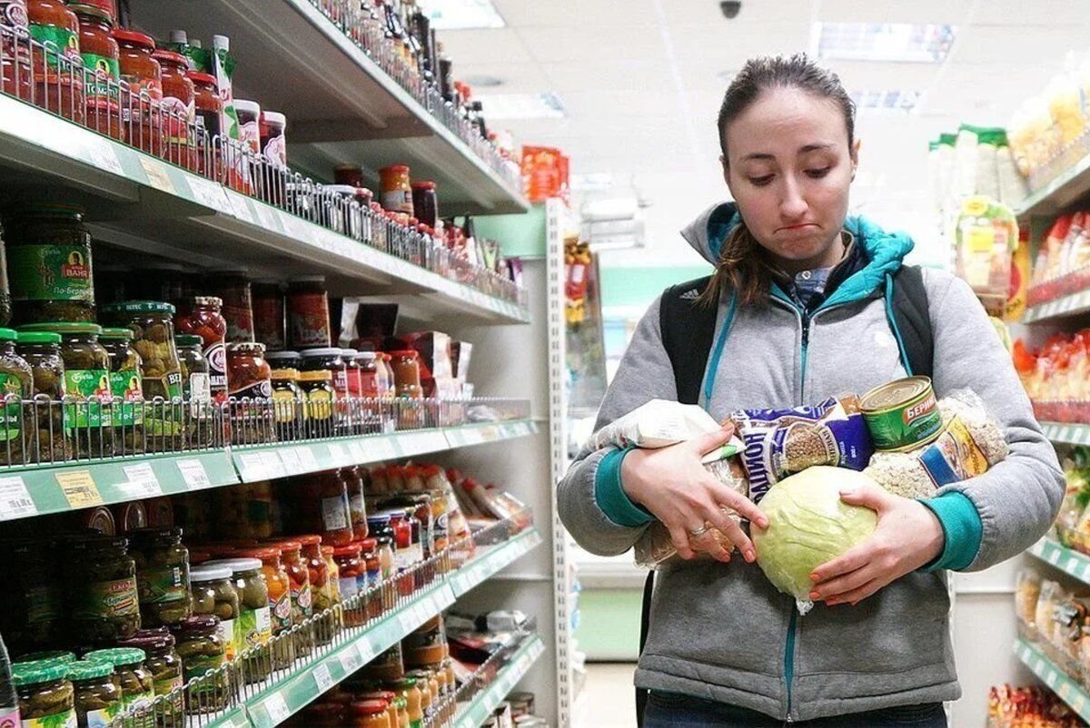 Все трачу на продукты. Экономия на еде. Экономия на продуктах. Россияне в магазине. Траты россиян на продукты.