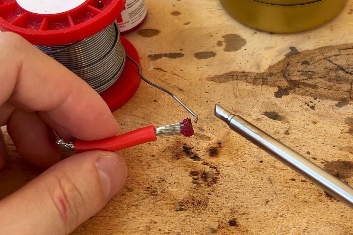 Пайка проводов схема. Как паять провода паяльником с канифолью. Для паяльника канифоль и припой. Паяльник олово и канифоль. Как паять провода паяльником с канифолью.