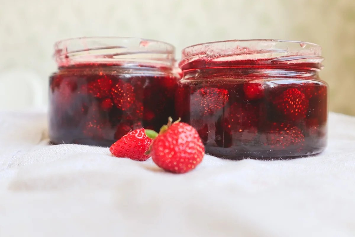 Самые вкусные варенья на зиму. Варенье из ягод. Варенье клубника. Сухое варенье. Клубника с малиной варенье.