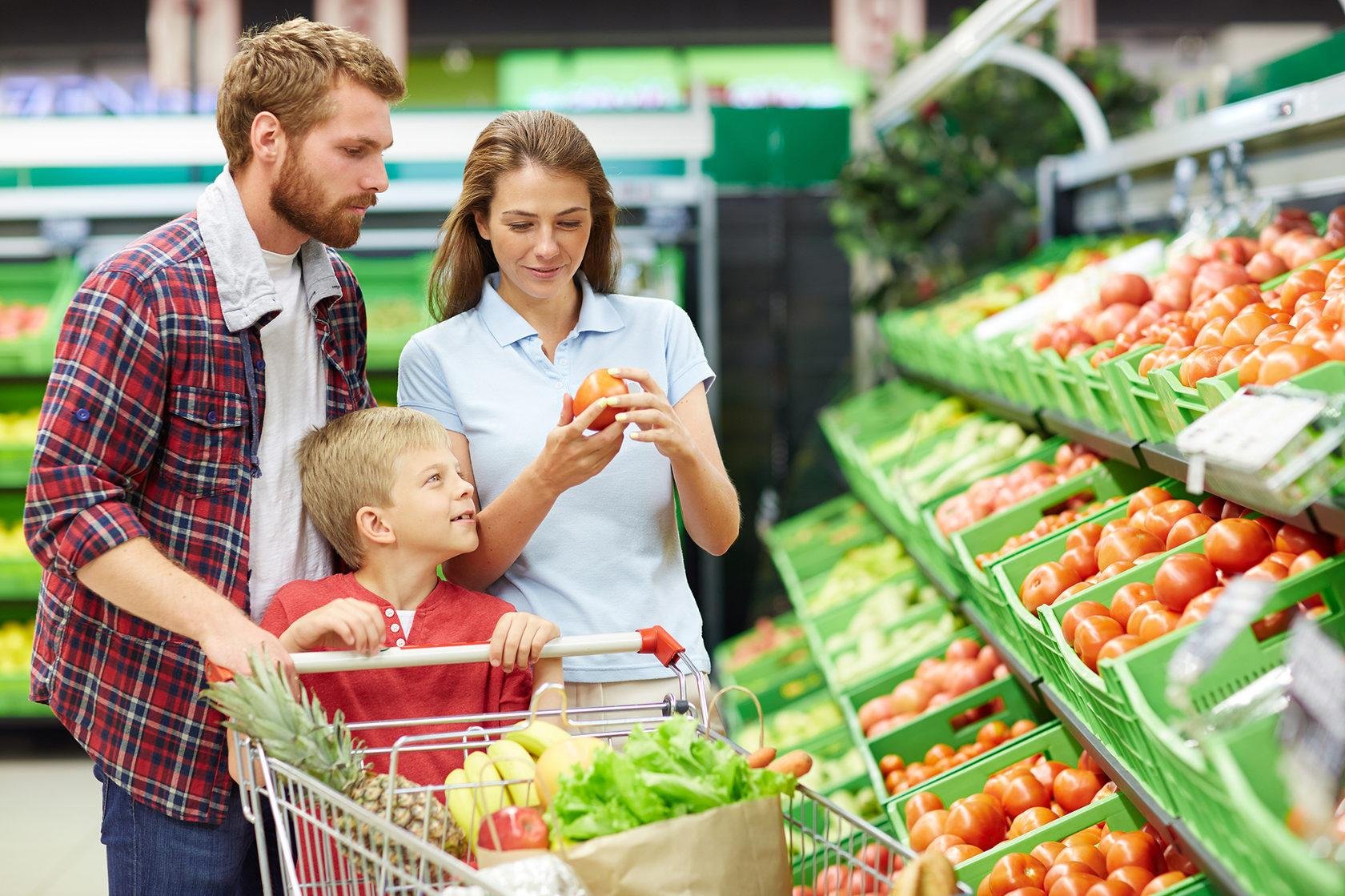 Продукты на семью. Люди в супермаркете. Супермаркет продукты. Покупатель в магазине. Семья с продуктами.