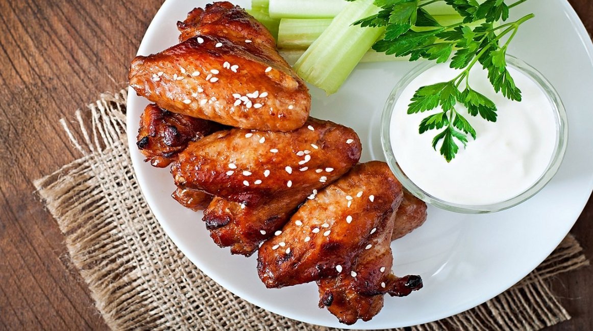 Куриные крылья гриль. Куриные крылышки с кофе. Острые крылышки реклама. Крылья куриные. Крылышки на праздничный стол.