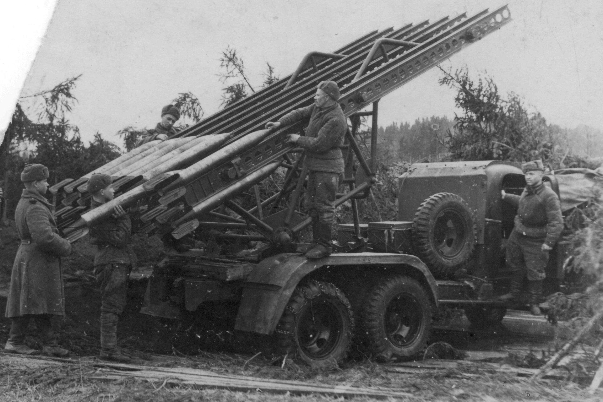 В какой битве впервые были применены катюши. Гвардейский миномет БМ-13 Катюша. Катюша реактивный миномет БМ-13. БМ-13 Катюша в ВОВ. БМ-13 Катюша 1941.