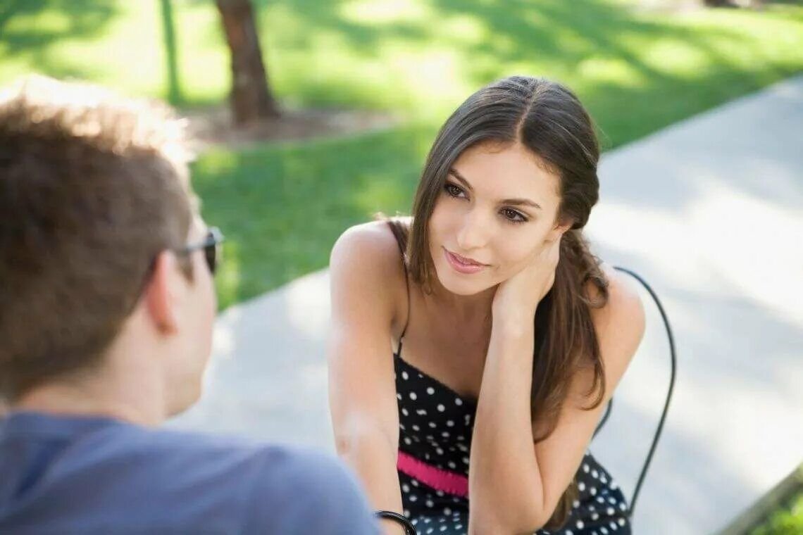 Женщина в кафе. Общение людей. Юноши и девушки подростки. Как вызвать интерес у девушки. Парень знакомится с девушкой.