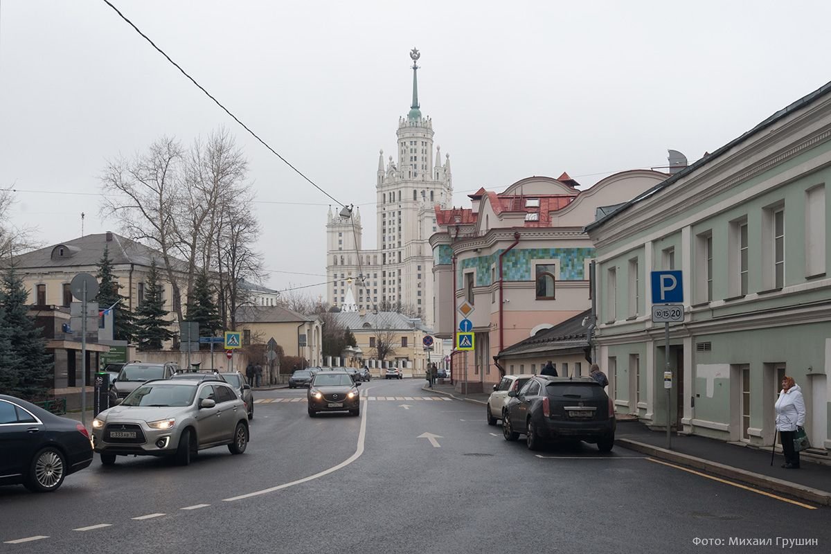 Гончарная улица. Улицы Москвы фото. Вид с высотки на Котельнической набережной в сторону Кремля. Фото Москвы ноябрь 2022.