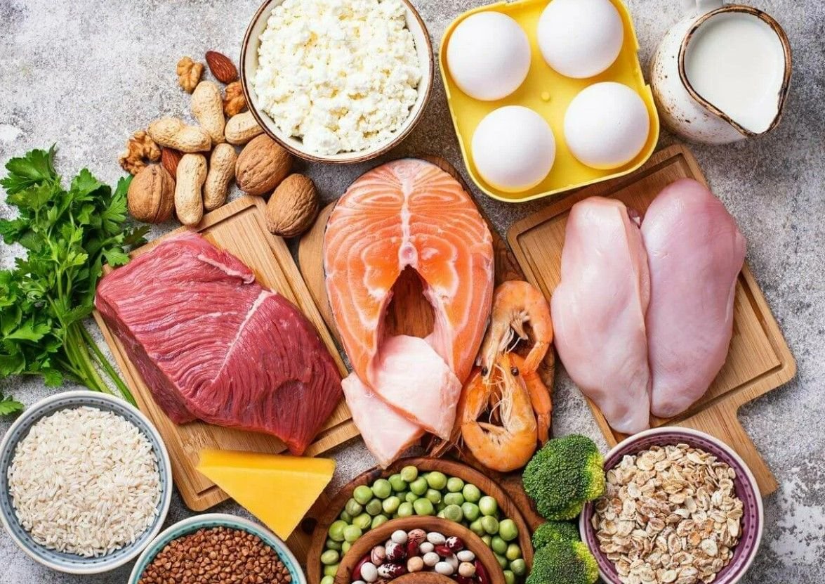 красивые продукты. пища высоко. белок в продуктах. продукты питания. большая тарелка с едой.