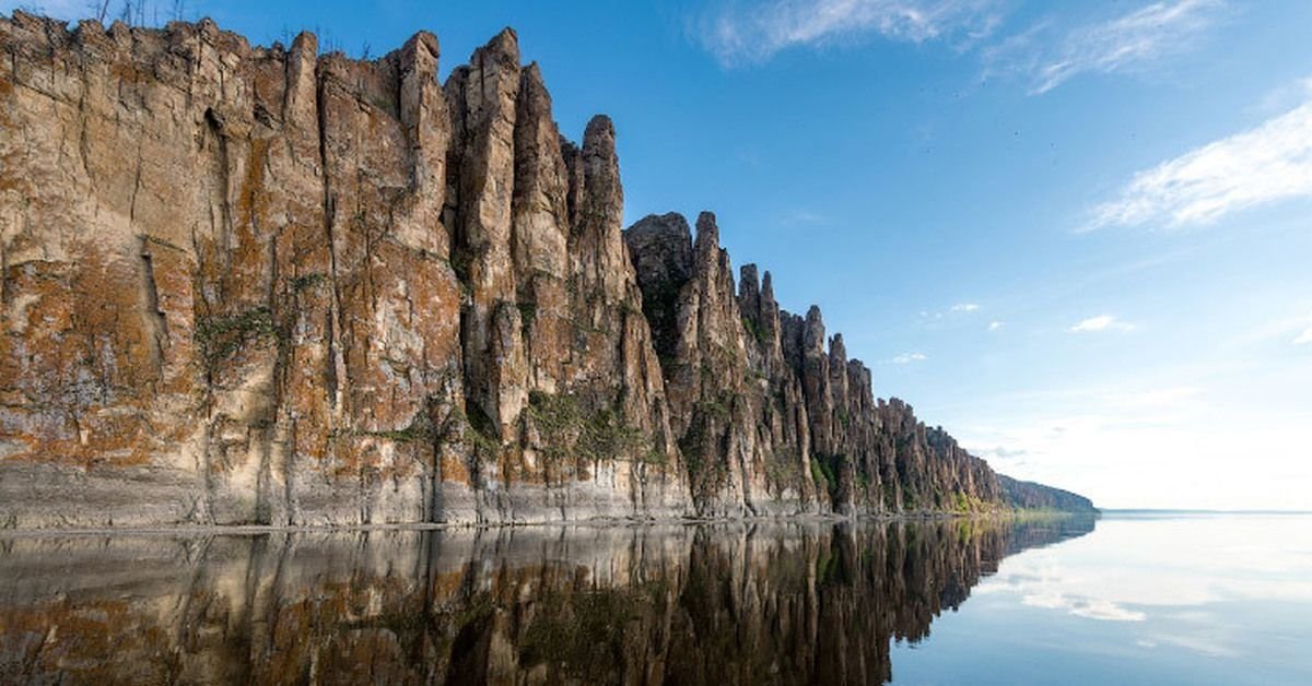 скалы якутии. синские скалы якутия. каменный лес на реке лена. ленские столбы каменный лес якутии. якутские столбы.