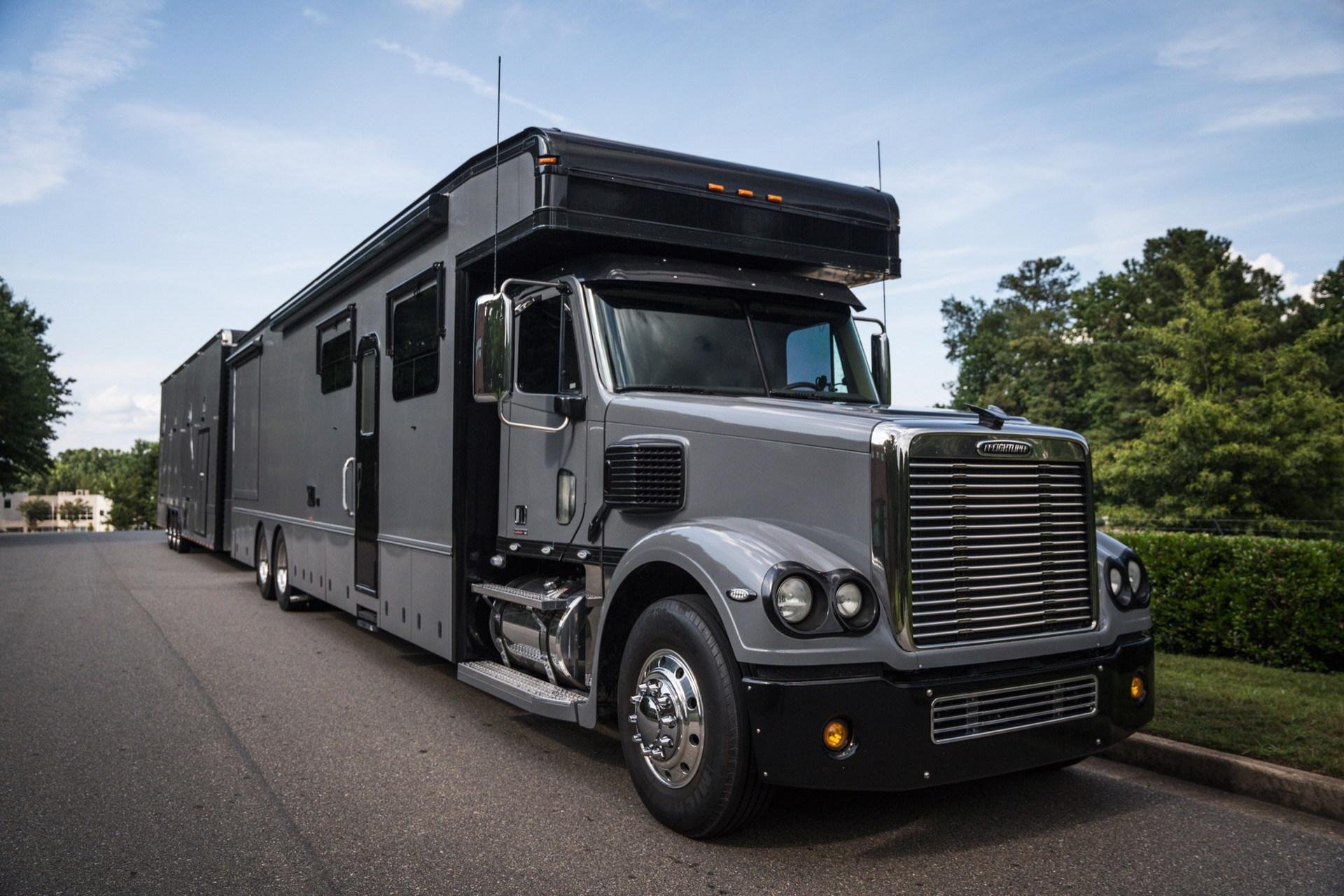 Американский дом на колесах. Тягачи freightliner Coronado. Автодом freightliner. Американский грузовик Фредлайнер. Фредлайнер Коронадо фура.