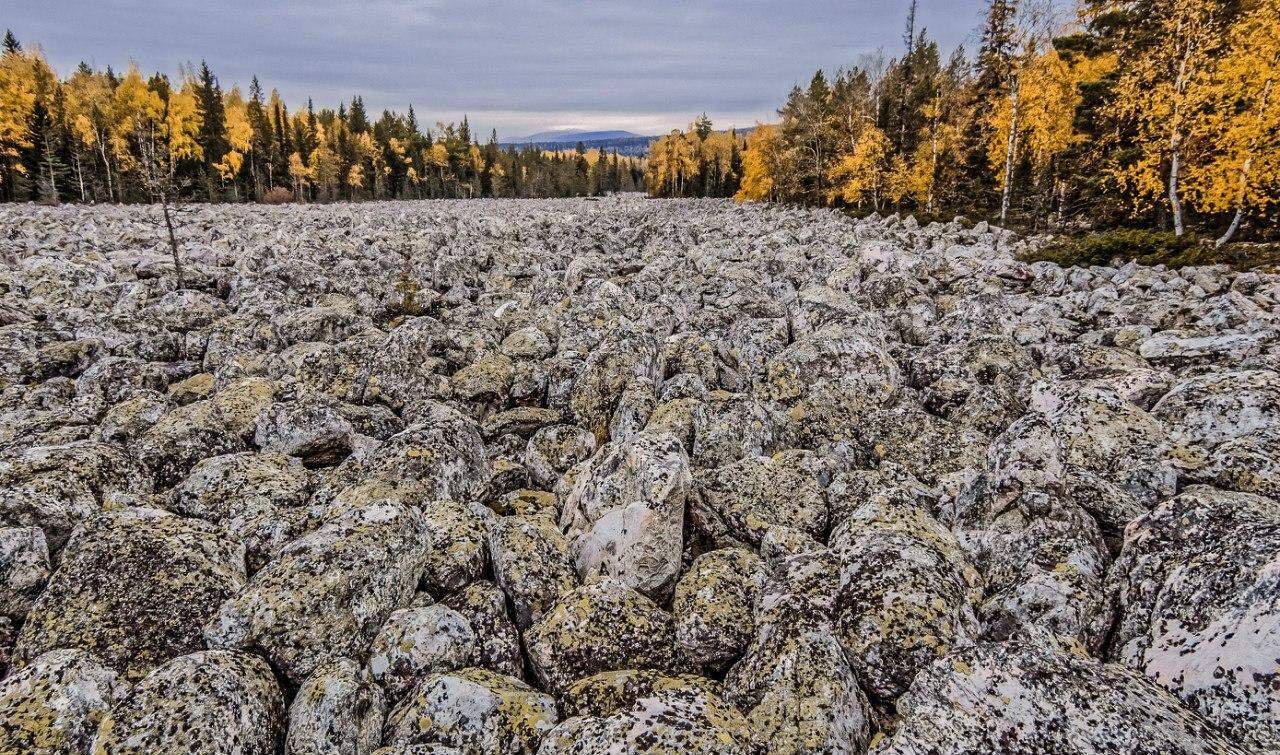 Каменное урал. Курумы Урала каменные реки. Парк Таганай каменная река. Курумники Таганай. Южный Урал Таганай каменная река.