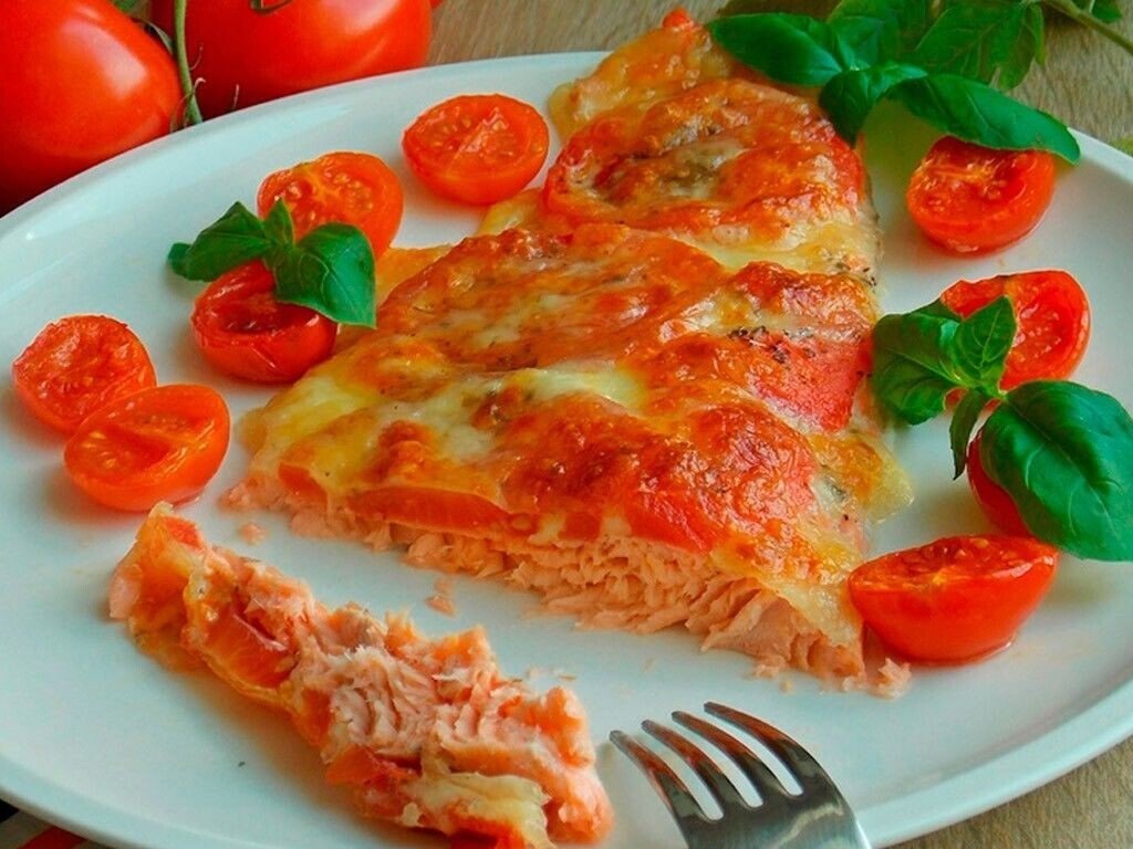 Лосось запеченный с сыром и томатом