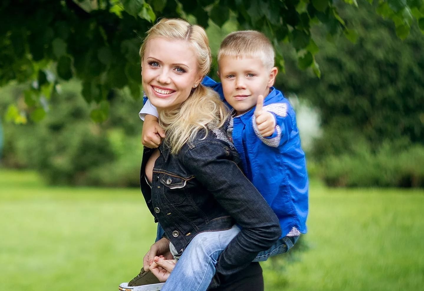 Впаркке. Родители и дети. Мама с ребенком в парке. Одинокая мама с ребенком. Сын младше мамы.