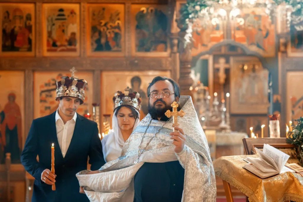 как называется венчание. венчание в православном храме. церемония венчания в церкви. венчание. свадебный обряд в церкви.