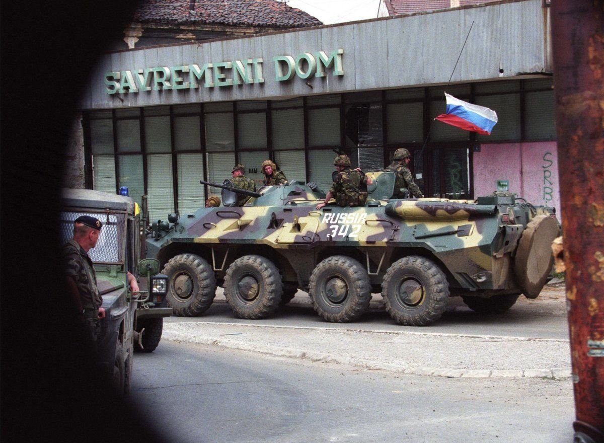 Аэродром приштина. Приштина Косово 1999. БТР 80 КФОР. Приштина аэропорт Слатина 1999. 12 Июня 1999 марш бросок на Приштину.