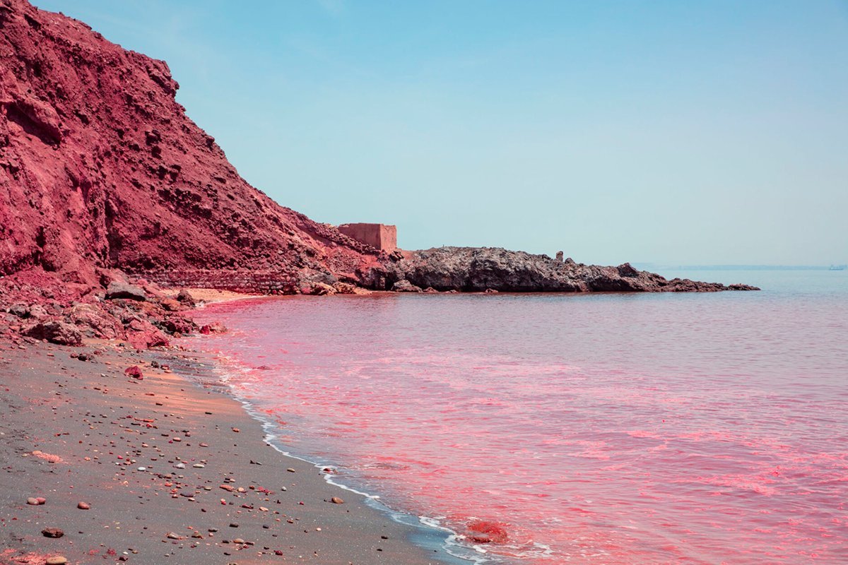 Красное море соленое. Остров Ормуз Иран. Остров Ормуз красный пляж. Пляж острова Ормуз в Иране. Иран Ормуз красный пляж.