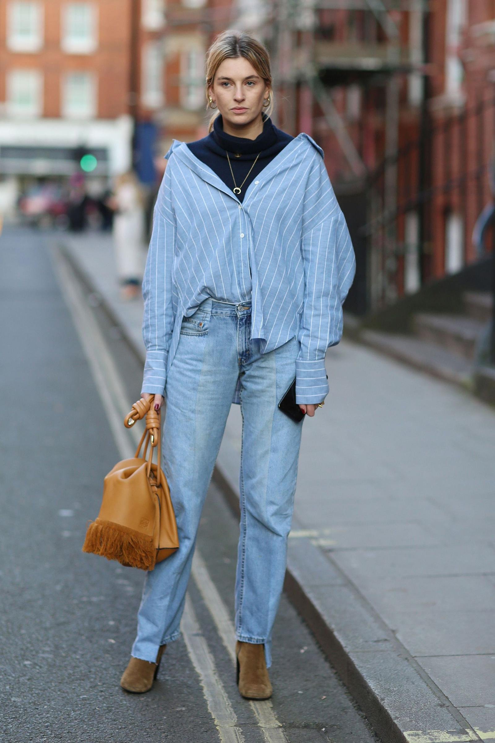 Поверх. Рубашка Oversized Street Style. Рубашка оверсайз стрит стайл. Водолазка с рубашкой стритстайл 2020. Образы с рубашкой оверсайз.