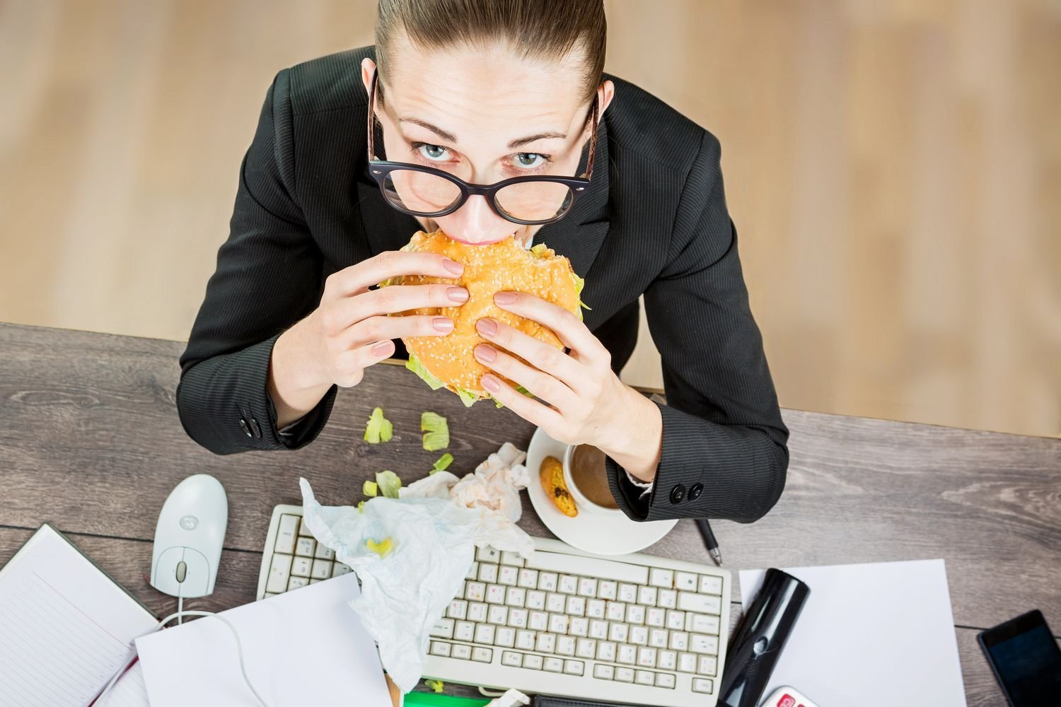 Нельзя есть на рабочем месте. Прием пищи запрещен табличка. Человек ест за компьютером. Запрещают есть на рабочем месте. Офисный перекус.