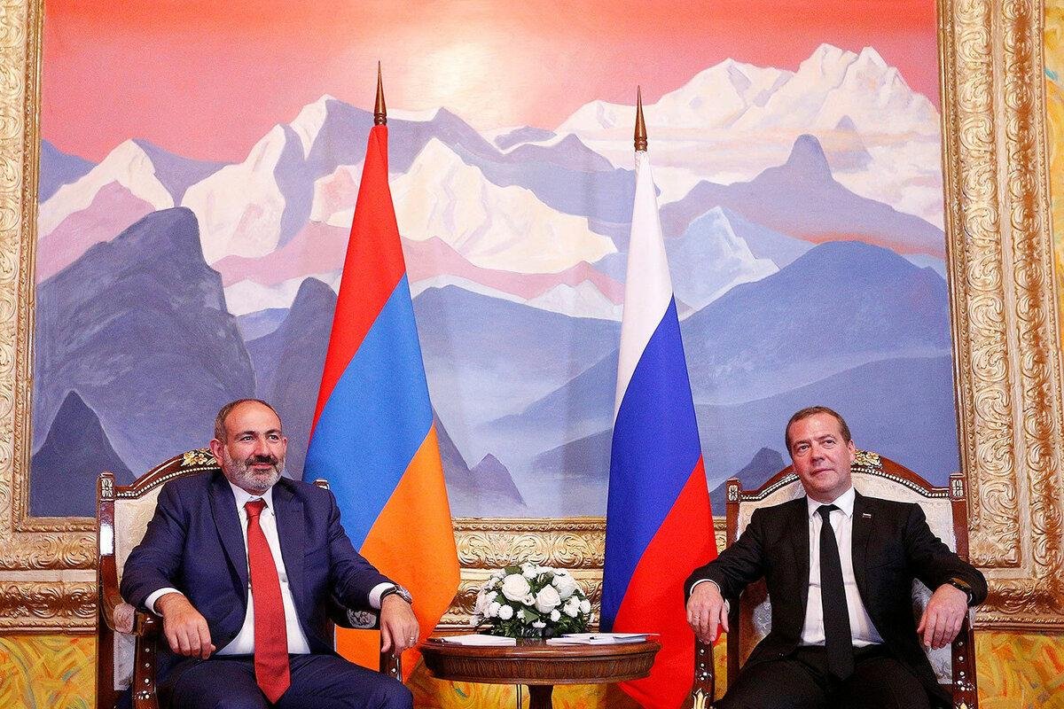 флаг армении и россии вместе