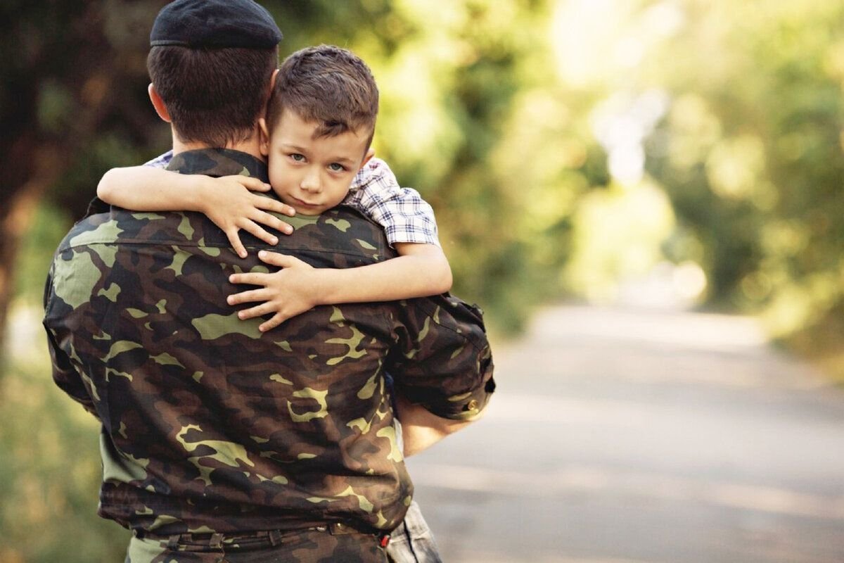 Папа сын 23 февраля. Военный с ребенком. Солдат с ребенком. Семья военного. Папа военный.