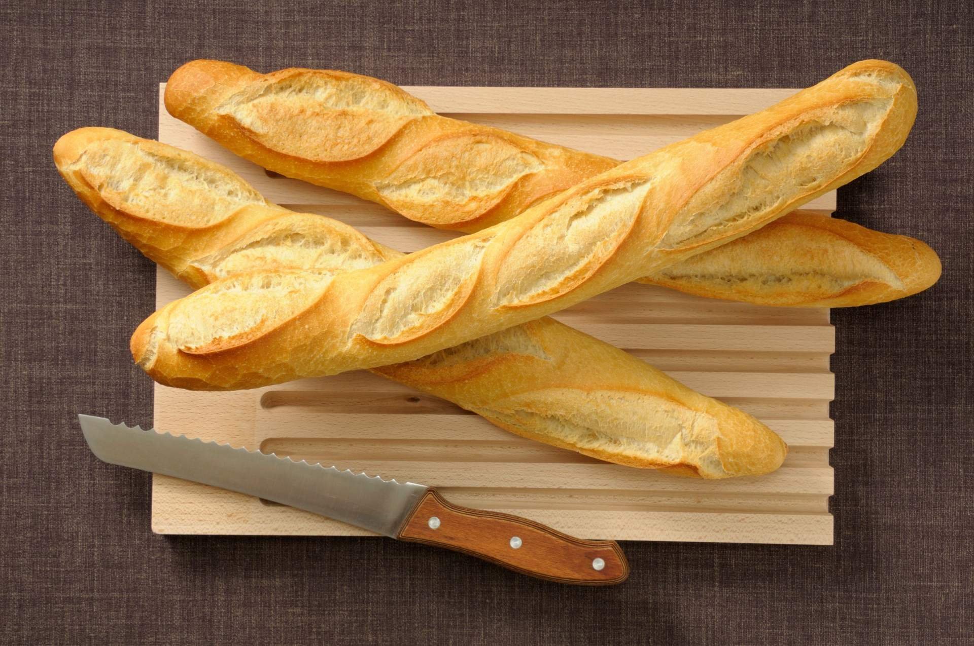 Рецепт классического батона. Багет французский колосок. Французский багет символ Франции. Багет батон. Французский хлеб.