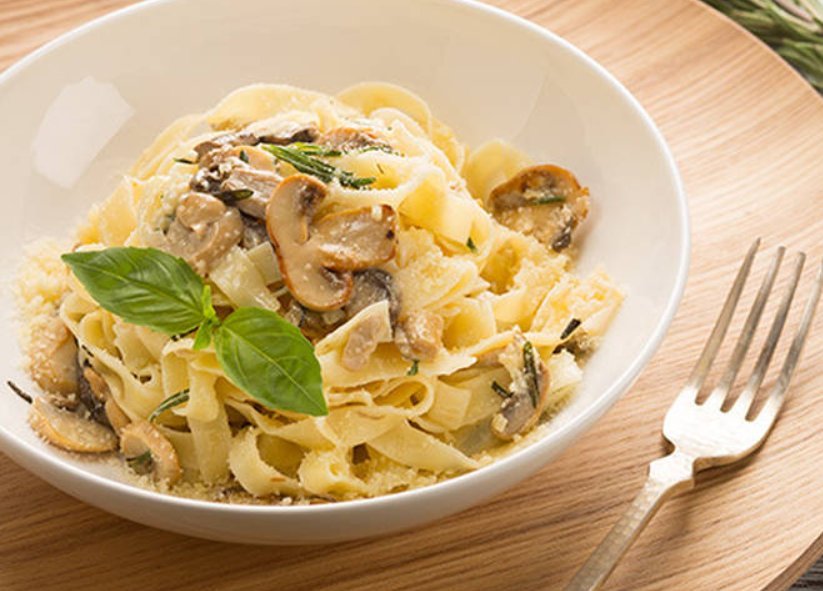 паста фетучини карбонара. паста феттучини с курицей. паста фетучини с грибами. фетучини карбонара. фетучини с курицей и грибами в сливочном.