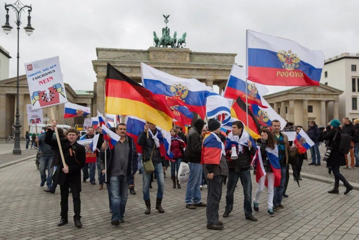 Немецкая община. Русские в Германии. Российские немцы в Германии. Флаг Российской Германии.
