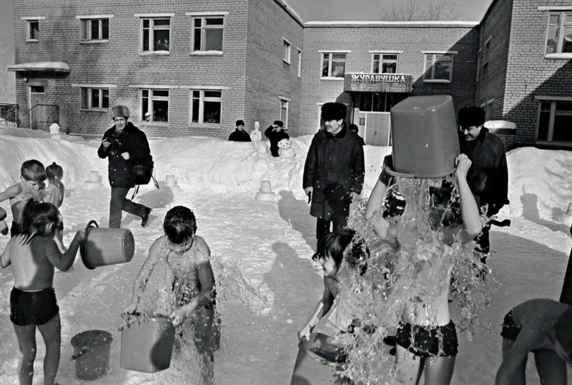 Дети спят зимой на улице. Закаливание детей в СССР. Закаливание в детском саду в СССР. Обливание в детском саду СССР. Дети детсад обливание в СССР.