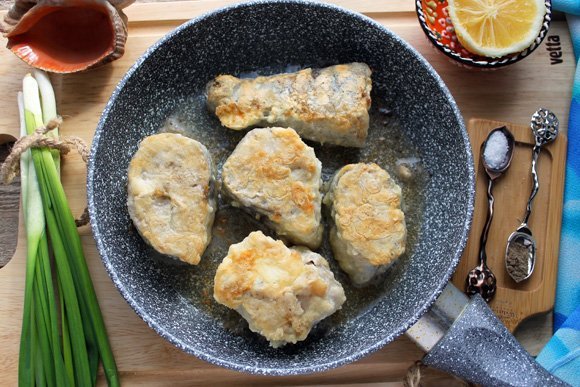 Хек жареный на сковороде. Приготовить хек быстро и вкусно на сковороде. Приготовить хек быстро и вкусно на сковороде. Рыба хек жареная. Минтай жареный на сковороде.