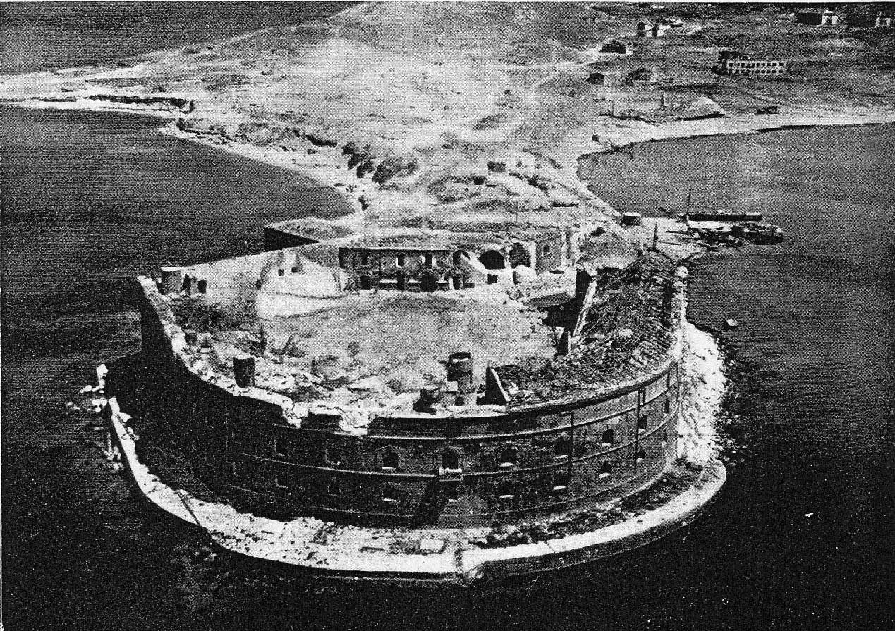 Сталинградская битва оборонительные сооружения. Херсонесский маяк в 1942. Строительство оборонительных сооружений в севастополе. На подступах к москве 1941. Строительство оборонительных сооружений в севастополе.