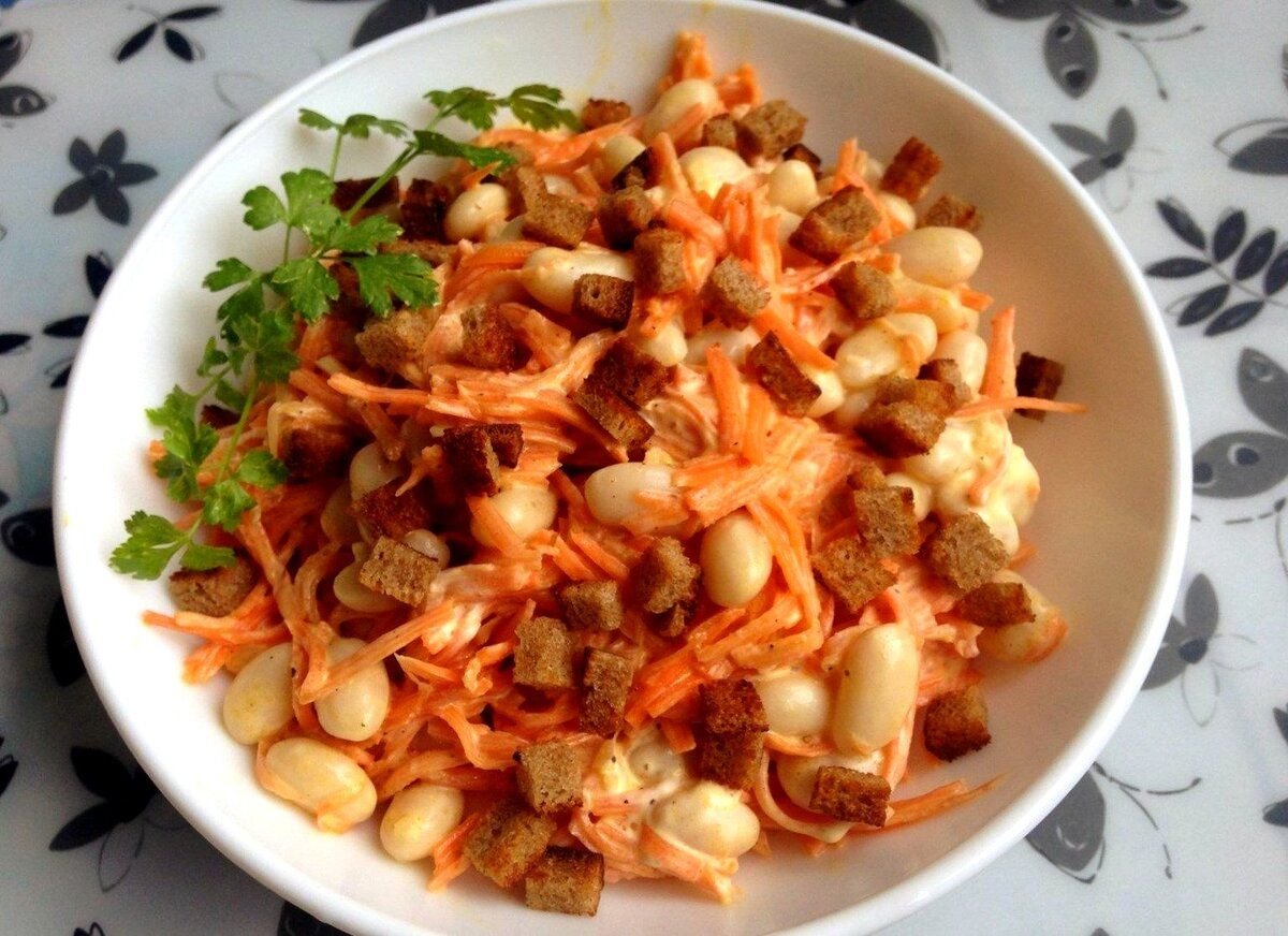 Салат из копчёной курицы с корейской морковкой и фасолью и сухариками