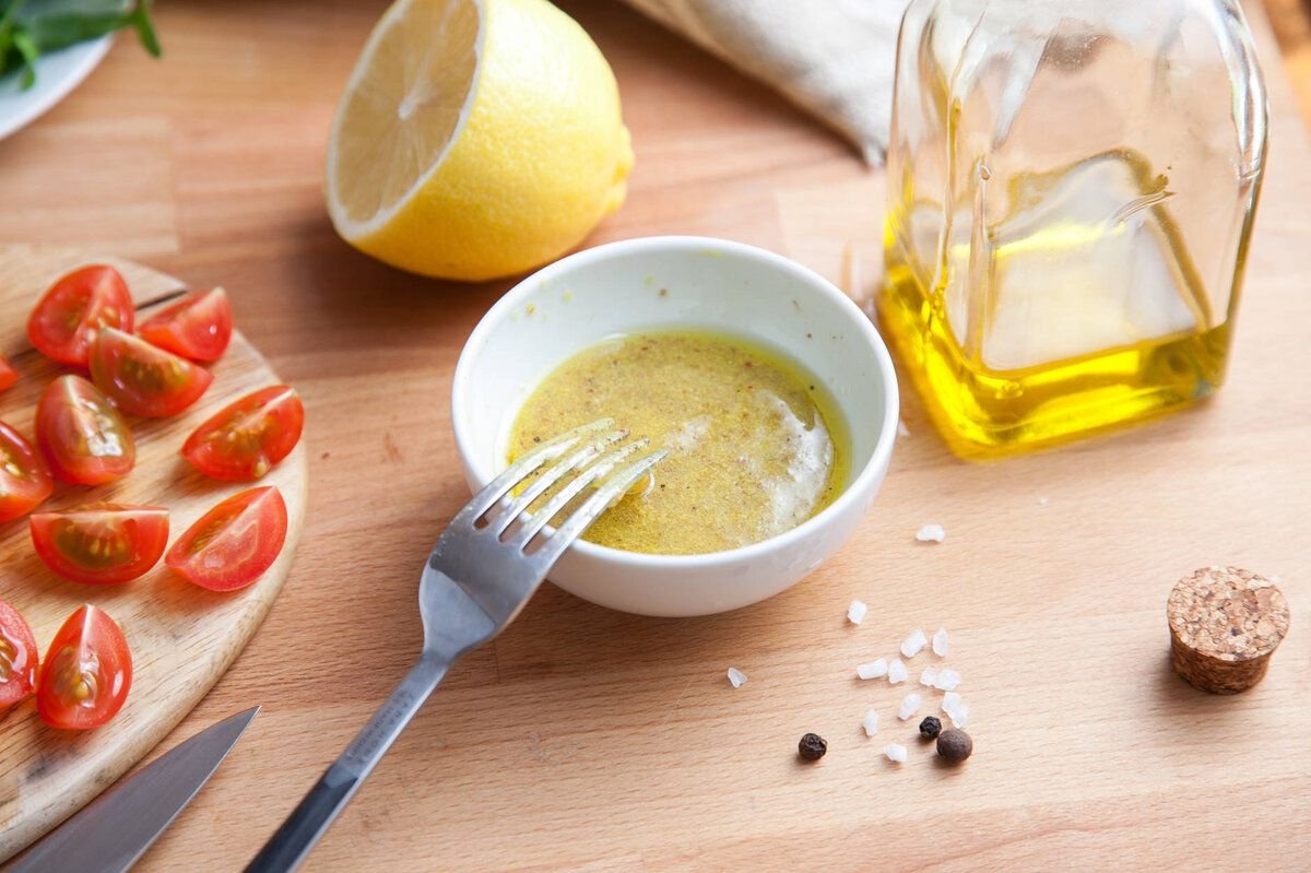 Готовим на растительном масле. Соус. Медово-горчичный соус для салата. Соус для салата с маслом. Соус с оливковым маслом.