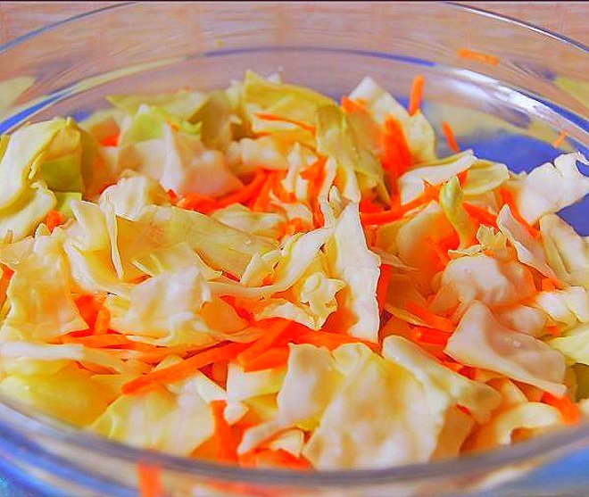салат капуста перец морковь по корейски. корейская замаринованная капуста. капуста корейская с морковью. салат с корейской капустой. корейский салат из капусты.