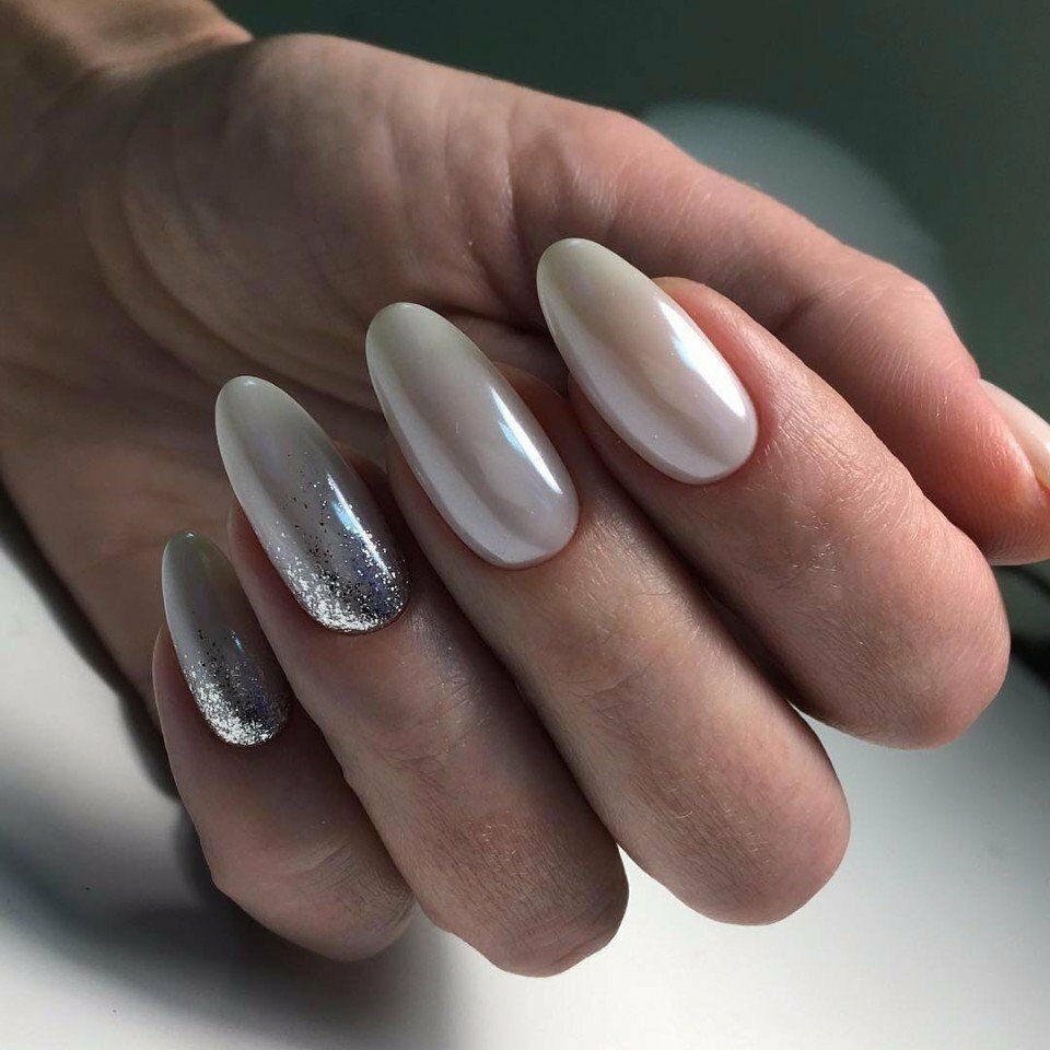 френч 2020 миндаль с втиркой. белый маникюр с втиркой 2021. жемчужная втирка миндаль 2022. белый перламутровый маникюр. маникюр 2022 втирка жемчужная.