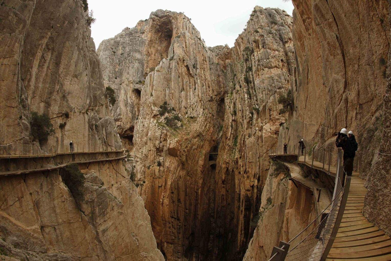 Известной дорогой. El Caminito del Rey Королевская тропа Испания. Королевская тропа (Каминито-дель-Рей) (Испания). Королевская тропа Андалусия. Королевская тропинка в ущелье Эль Чорро.