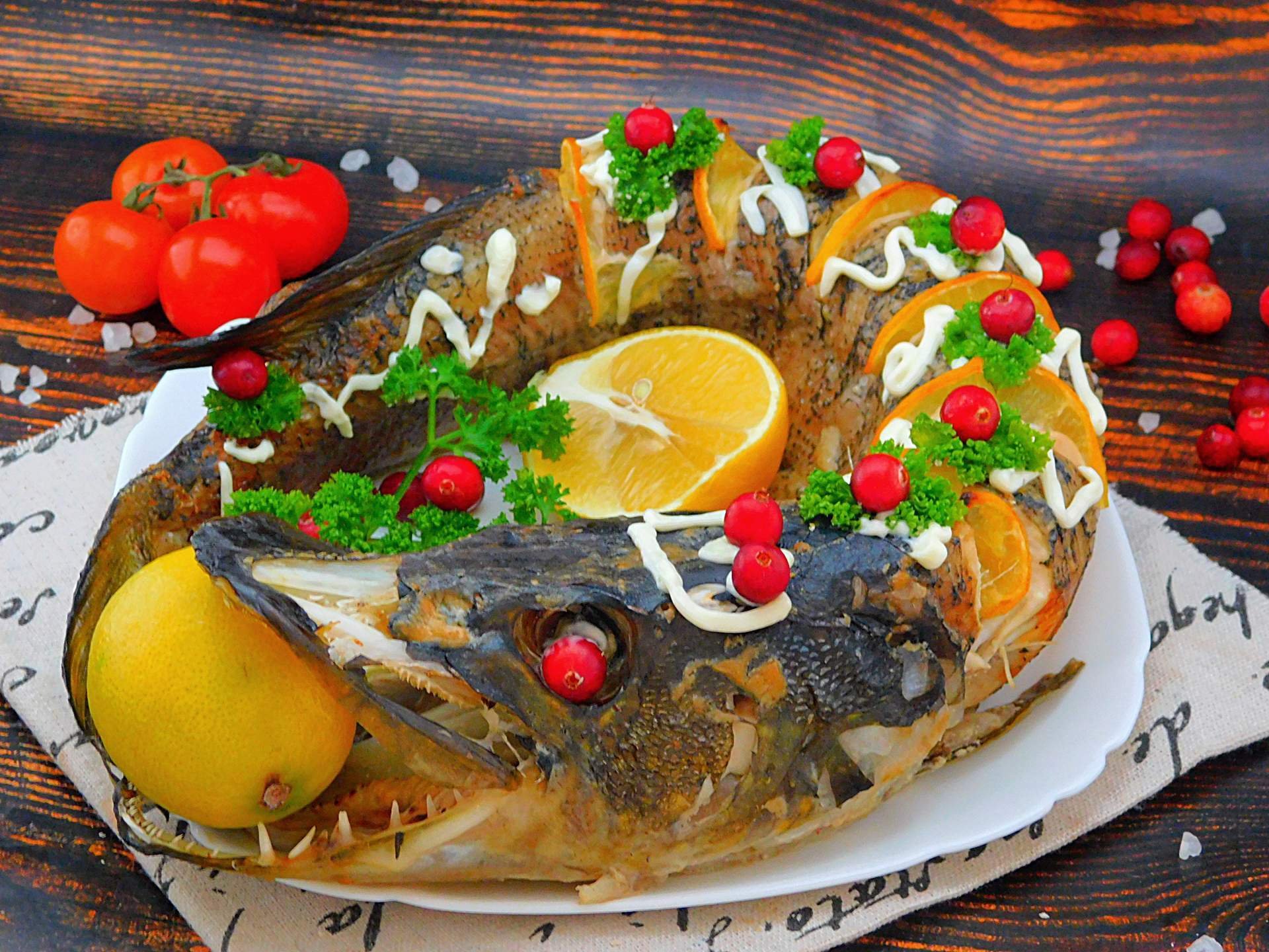 Запечённая щука в духовке целиком