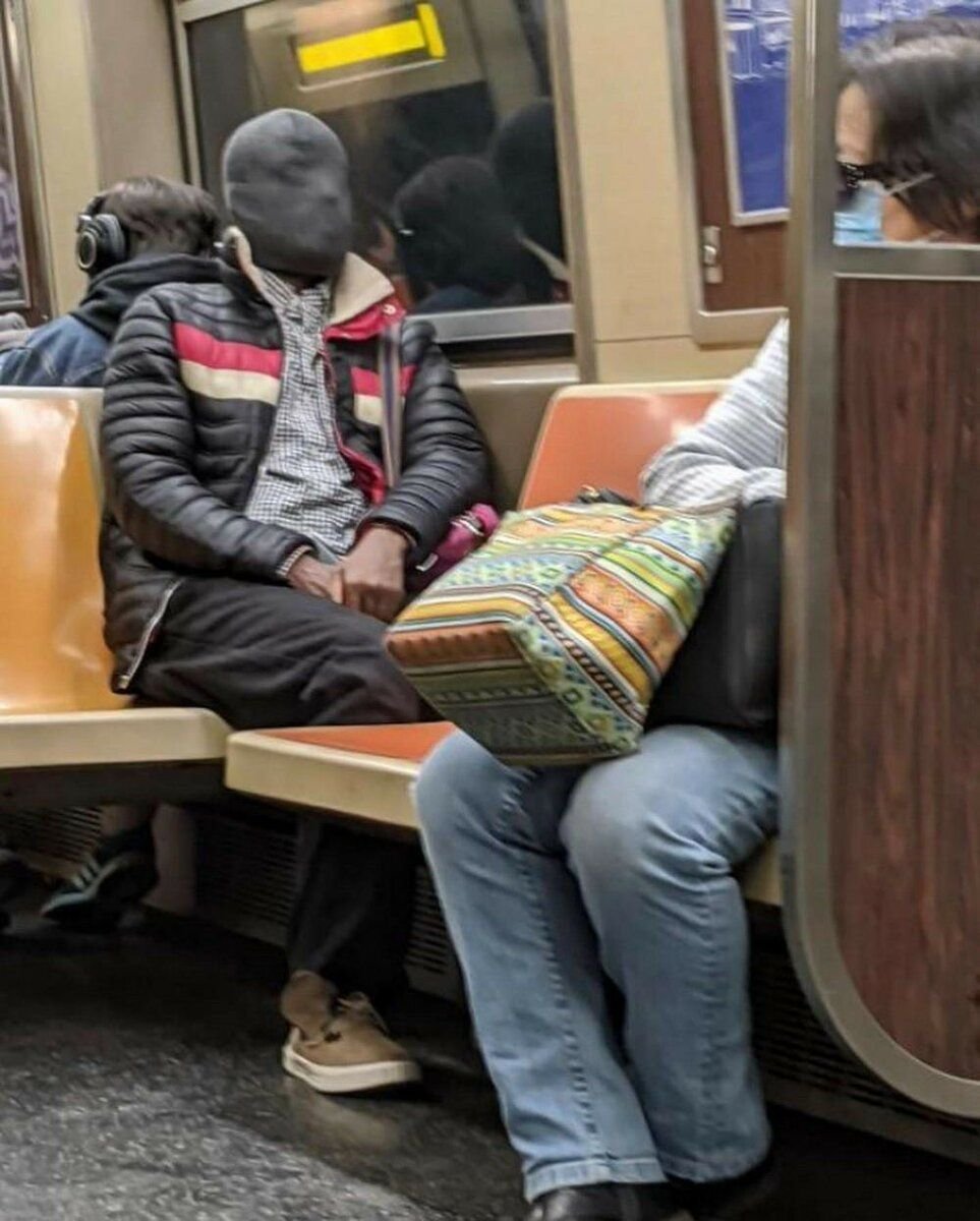 Люди в масках в метро нелепые
