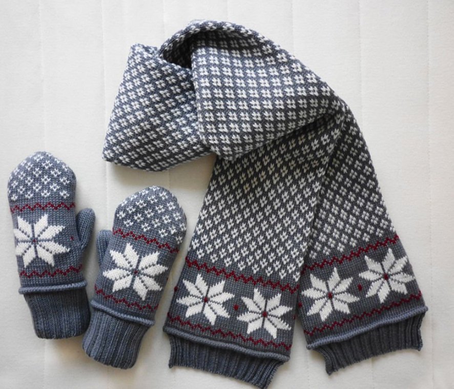 вязаный набор шапка шарф варежки. новогодний шарф. детские шапки шарфы варежки. комплект шапки и варежки для мальчиков. шарф и варежки.