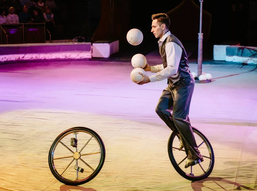 Clowns performing tricks перевод. Михаил Иванов жонглер-эквилибрист. Михаил Иванов артист цирка. Михаил Иванов заслуженный артист России жонглер. Моноцикл цирковой.