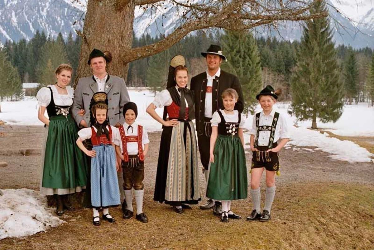 Какой народ в германии. Национальные костюмы Германии трахтен. Национальный костюм Австрии национальный костюм Австрии. Национальный костюм Баварии. Йодль Тироль в Австрии.