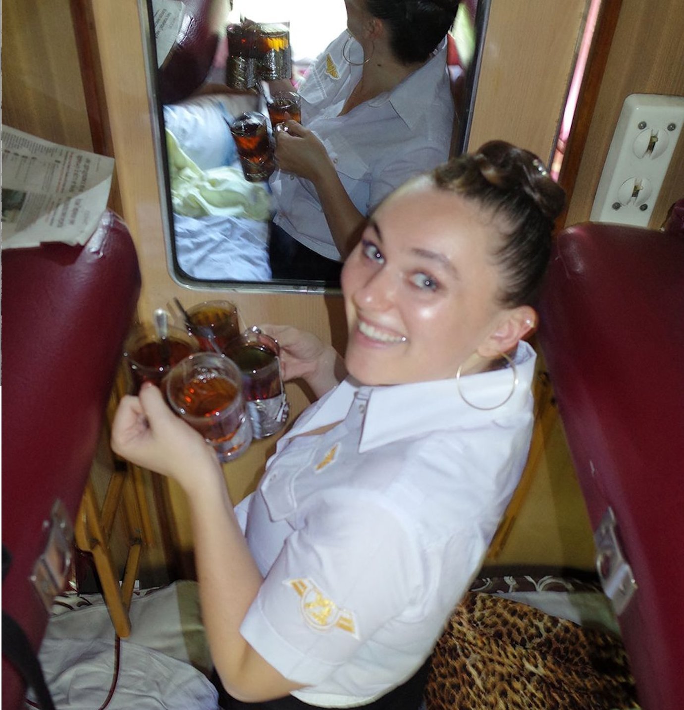 женщины проводницы поездов. страшная проводница. красивые женщины проводницы. валерия смирнова проводница сапсан. женщины проводницы.