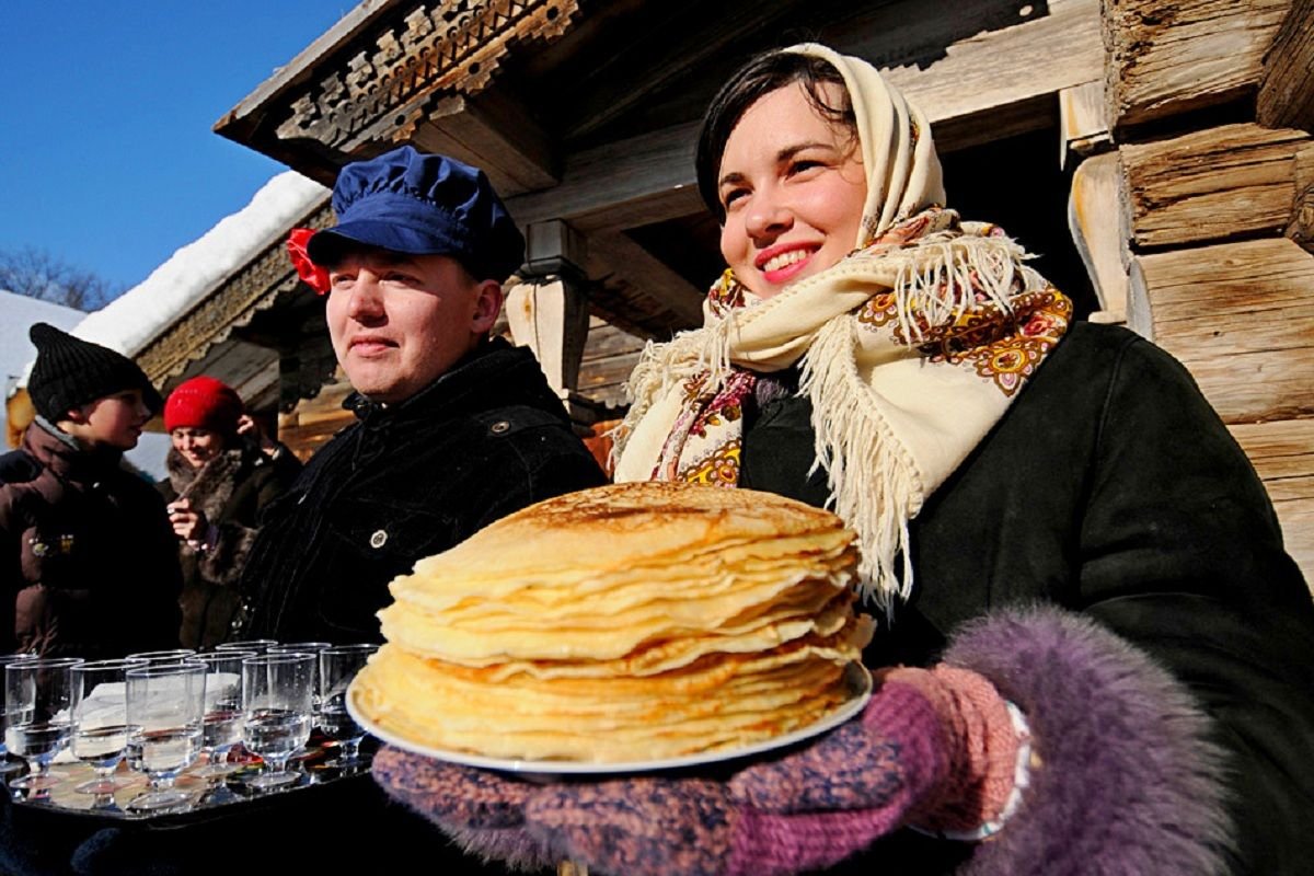 Девушка с блинами на масленицу