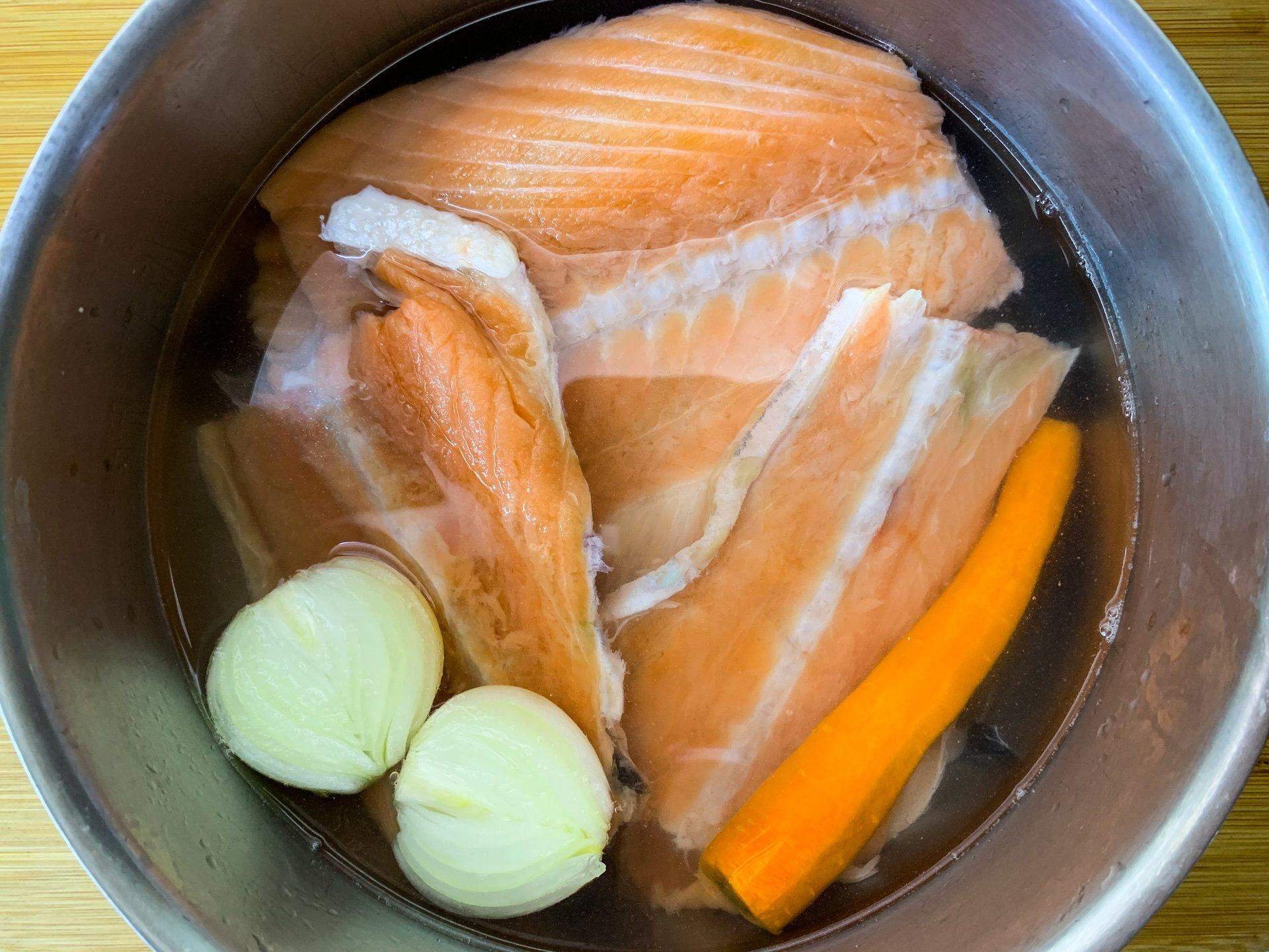 хребет красной рыбы рецепт. хребты лосося. жаренные хребты лосося. хребет рыбы. хребет красной рыбы рецепт.