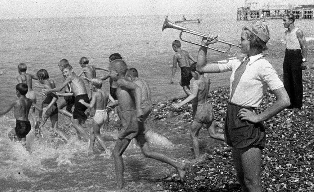 В пионерлагере на пляже