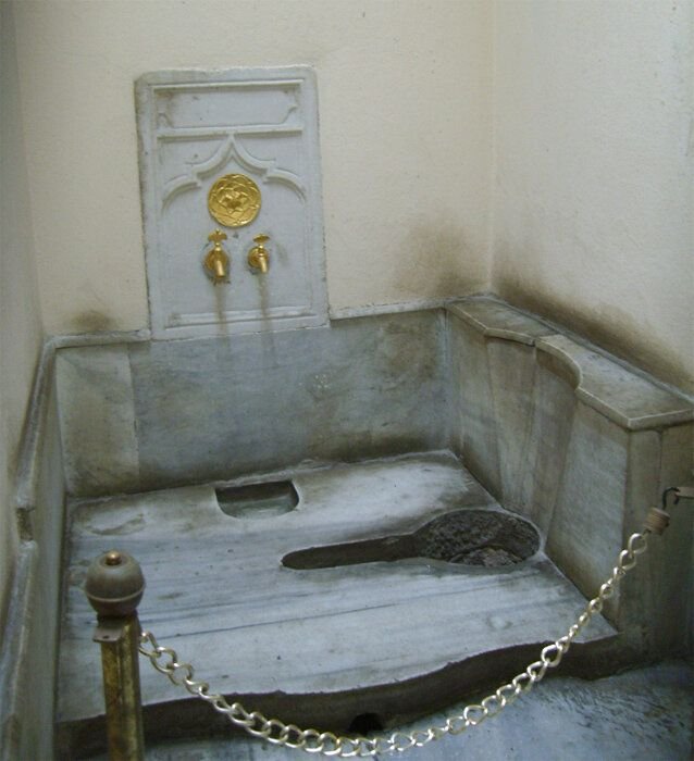 Мусульмане вода туалет. Туалет во Дворце Султана Сулеймана. Туалет во Дворце Султана Топкапы. Дворец Топкапы туалет. Туалет в гареме Топкапы.