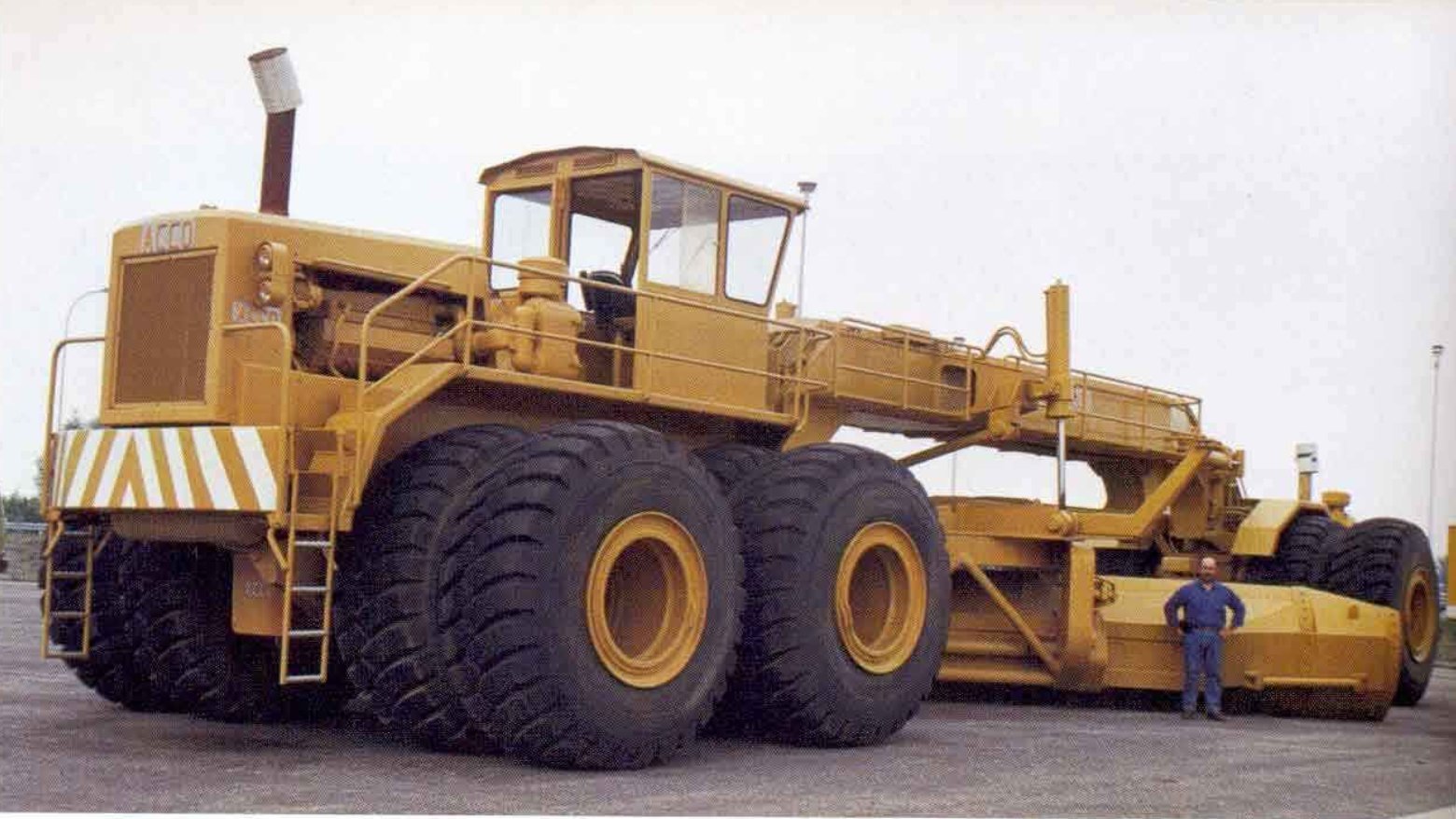 Огромный специальный. Автогрейдер acco-grader. Грейдер acco grader – 160 тонн. Самый большой в мире грейдер Катерпиллер 24. Acco grader итальянской компании Umberto acco Company.