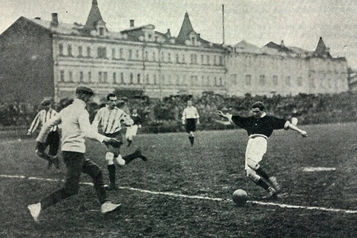 Первый матч по футболу. Сборная Российской империи по футболу 1912. Сборная Российской империи по футболу на Олимпиаде 1912 года. Первый футбольный матч в России в 1897. Первый официальный футбольный матч 24 октября 1897 года.