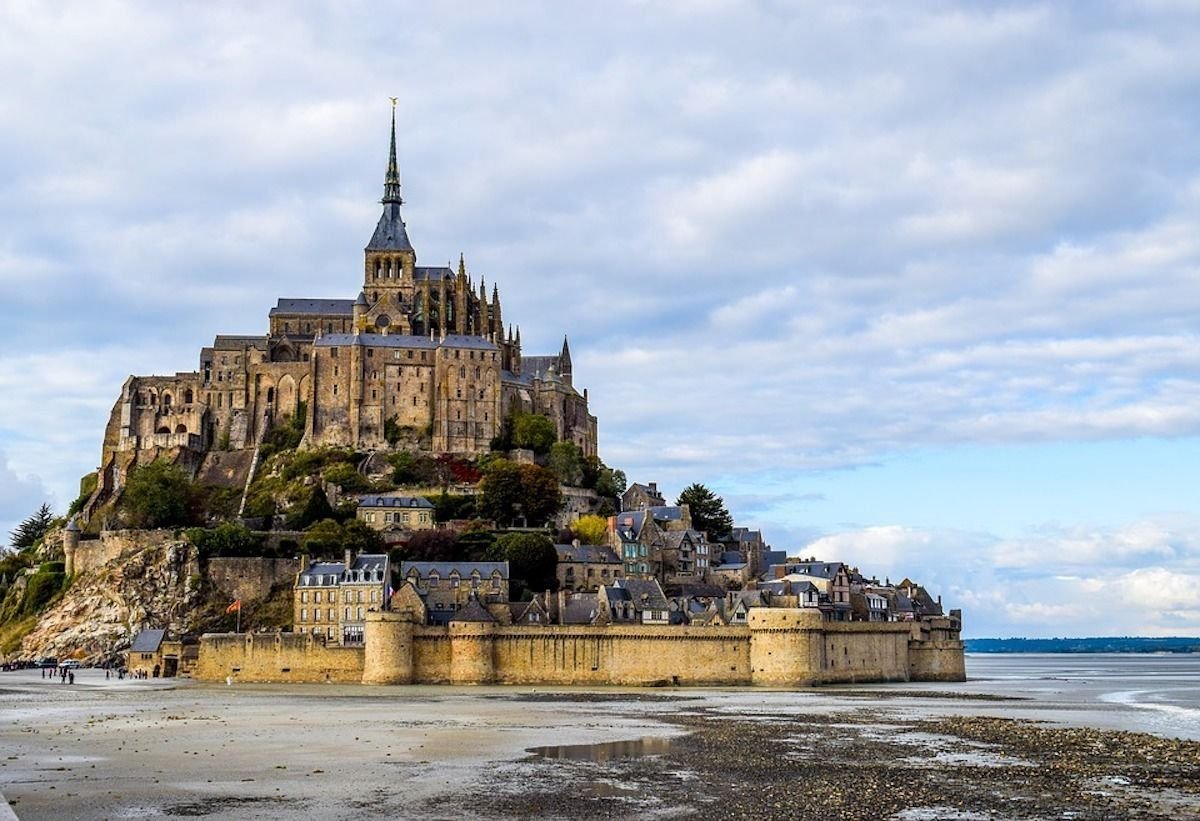 See france. Аббатство Мон-сен-Мишель во Франции. Замок аббатство Мон сен Мишель. Монастыри Мон-сен-Мишель, Нормандия, Франция.. Замок в Нормандии сен Мишель.