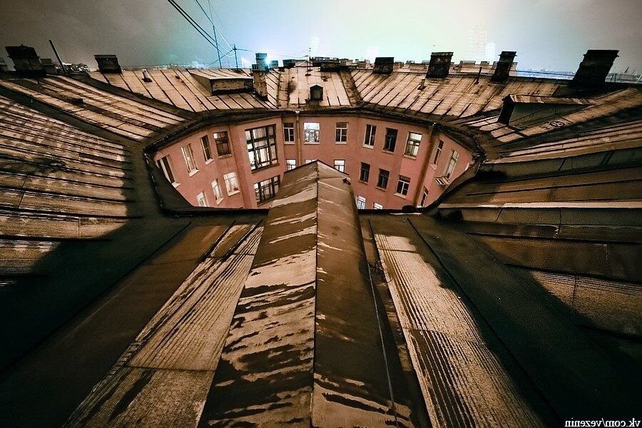 Как называются дворы в петербурге. Питерский дворик санкт-петербург. Обшарпанные дворы колодцы питера. Питерский дворик санкт-петербург. Дворы петроградки санкт-петербург.