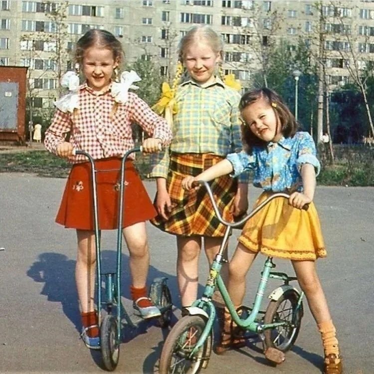 Все дети заранее сшитые. Одежда советских детей. Детство советских детей. Советское детство цветные. Одежда детей в 90-е годы.